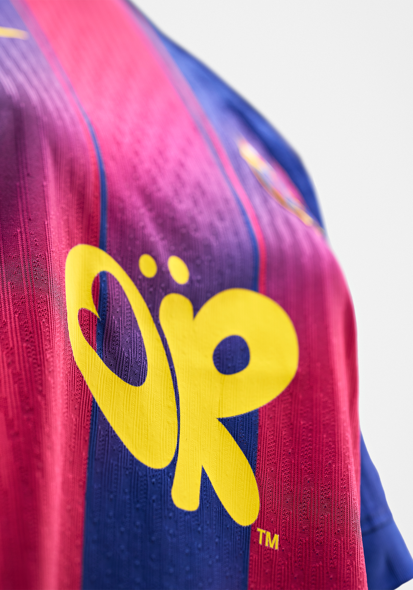 Limited Edition FC Barcelona x Olivia Rodrigo 25/26 women's home jersey signed by the starting line-ups of the men's El Clásico match (10/05) and the women's match vs. Levante UD (06/05)